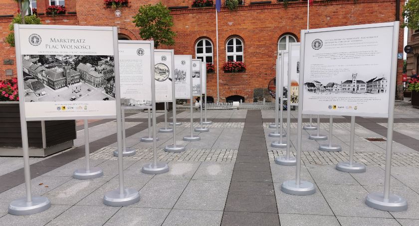 Na placu Wolności o placu Wolności. Można oglądać specjalną wystawę
