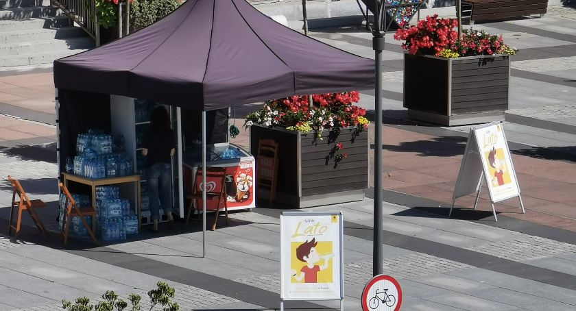 W Szczecinku darmowa woda dla każdego! Akcja SAPiK przed ratuszem