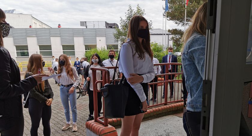  Przyjęte 964 osoby. Ósme klasy powracają do szkół średnich