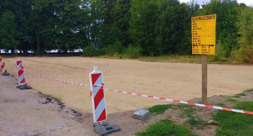 Powstają dodatkowe miejsca parkingowe przy szpitalu