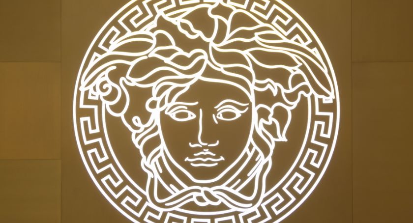 Versace. Okulary, ubrania, torebki i nie tylko. Historia marki