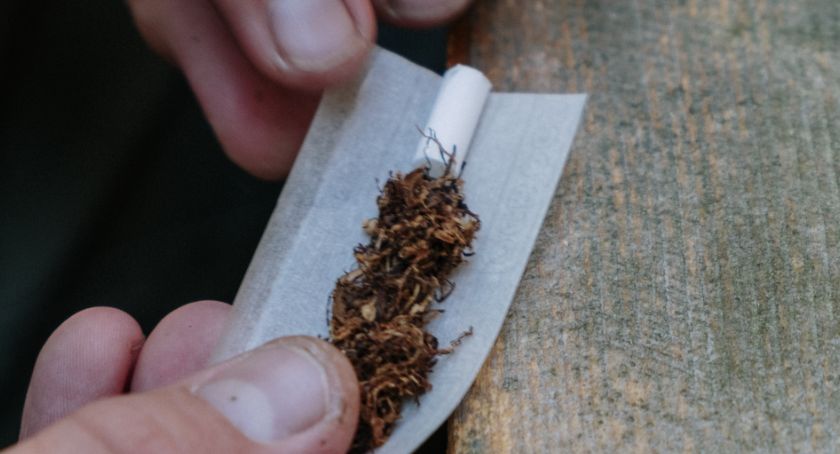 Ukryli marihuanę w paczce po papierosach. Wpadli w ręce strażników miejskich