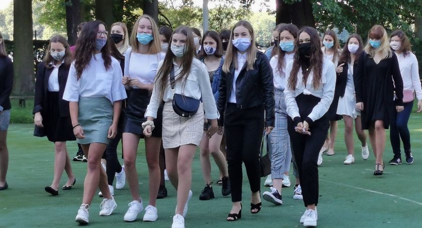 Rozpoczęcie roku szkolnego 2020/21 w Szczecinku. W maseczkach i z obostrzeniami