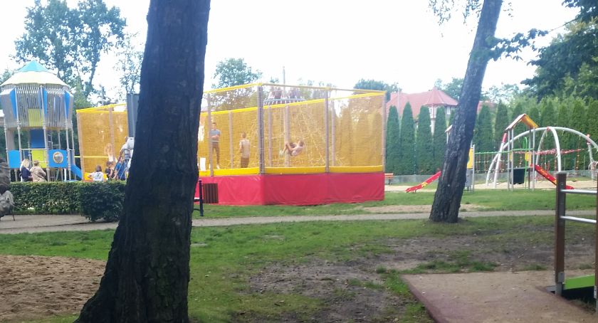 Kolejka na trampolinę spowodowana pandemią. Czytelnik: „To kogoś nadgorliwość”
