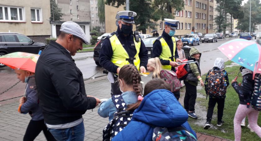 „Bezpieczna droga”. Policjanci rozdają opaski odblaskowe