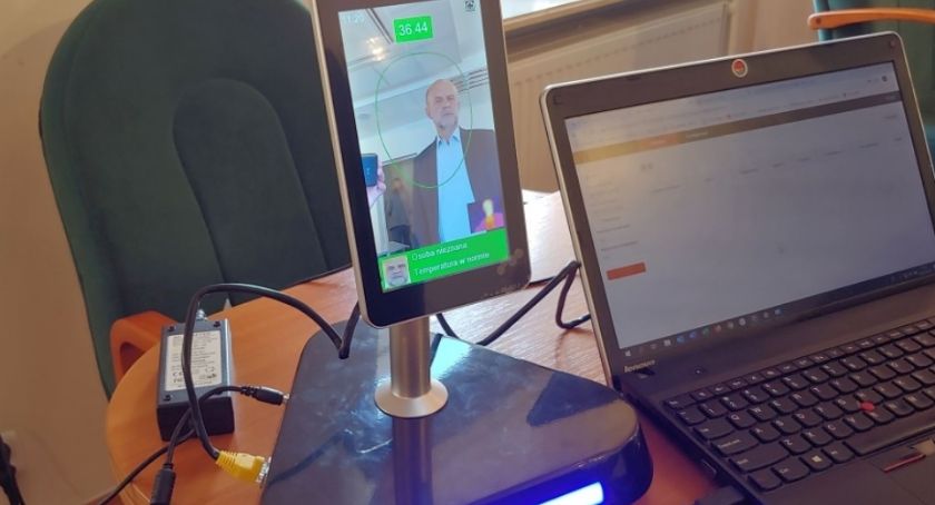 Covidowy terminal jak szpieg. Zmierzy Ci temperaturę i rozpozna czy jesteś w maseczce