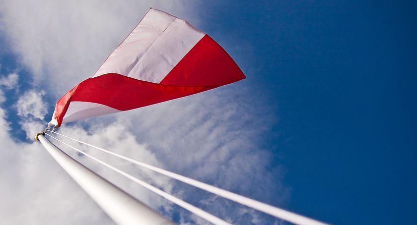 Magda pisze: Ekspresówka, cenzura i maszt z biało-czerwoną