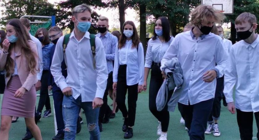 Uczniowie z koronawirusem, szkoły pracują normalnie