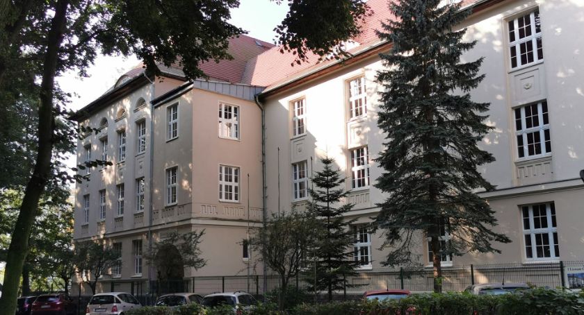 Koronawirus w szkołach w Szczecinku. Trwa oczekiwanie na ostateczny wynik testu