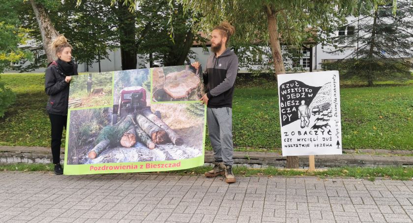 Nie chcą oddać Bieszczad piłom, przyszli pod RDLP w Szczecinku