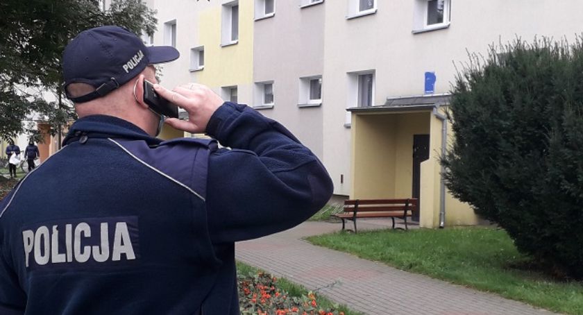 Halo, tu policja. Sprawdzamy obecność na kwarantannie