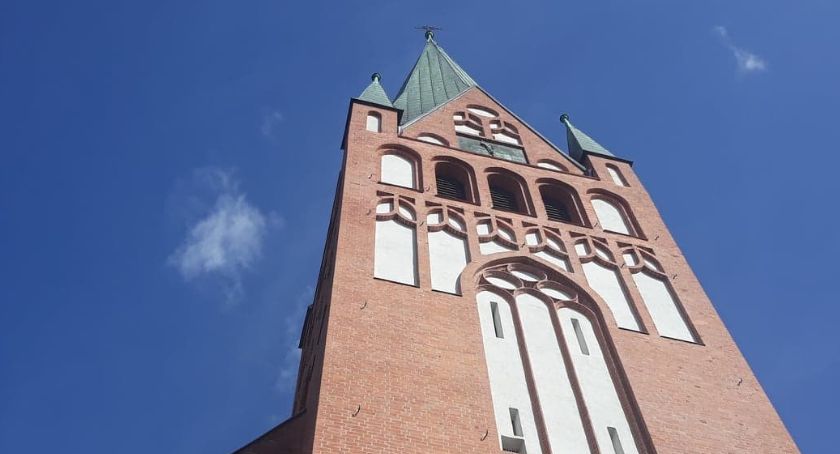 Na Mszę nie trzeba, biskup daje dyspensę. Wiadomo, co z 1 listopada i kolędą
