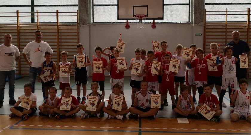 Najmłodsi koszykarze Emet Basket wygrywają turniej