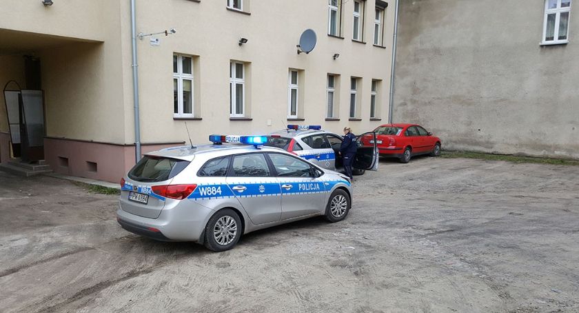Rozbijał młotkiem szyby w autach. Kiedyś ranił nożem policjantkę