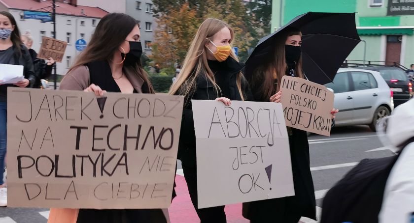 Strajk Kobiet w Szczecinku. Blokada przejść dla pieszych i rond