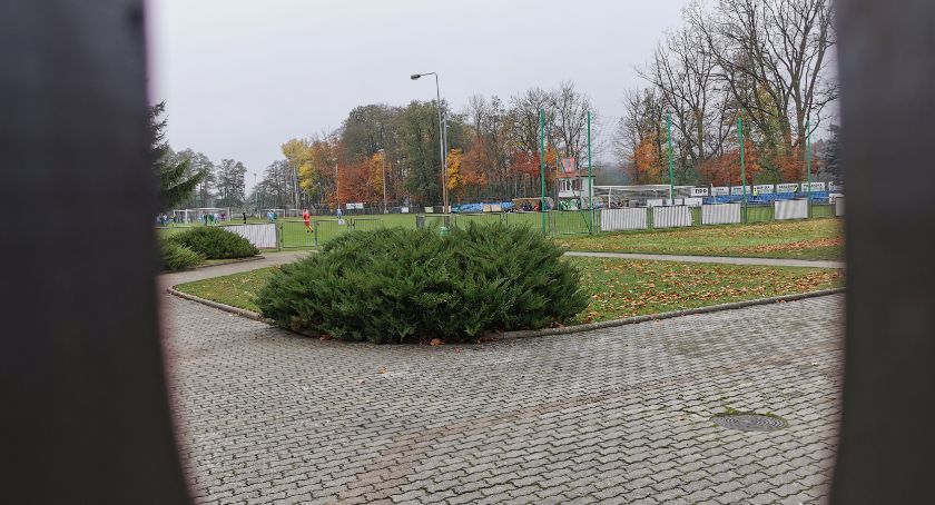 Mecz za „zamkniętymi drzwiami” i „wyjazd” ze stadionu. MKP lepszy od Sokoła