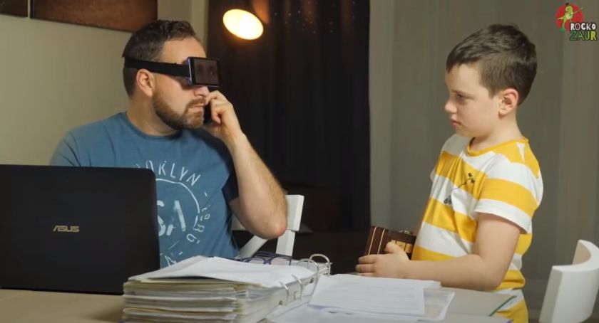 Rockozaur śpiewa o telefonach. Nowa piosenka z przesłaniem na rockowo