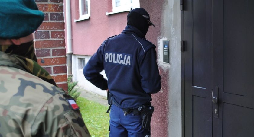 Żołnierze z Wałcza pomagają policjantom w Szczecinku. Razem kontrolują osoby na kwarantannie