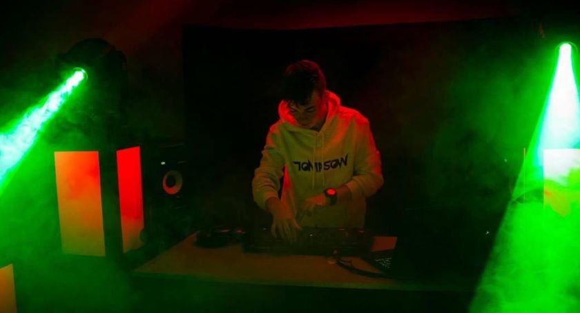 DJ TOM4SOW wśród najlepszych w kraju. Zagłosuj na ucznia I LO!