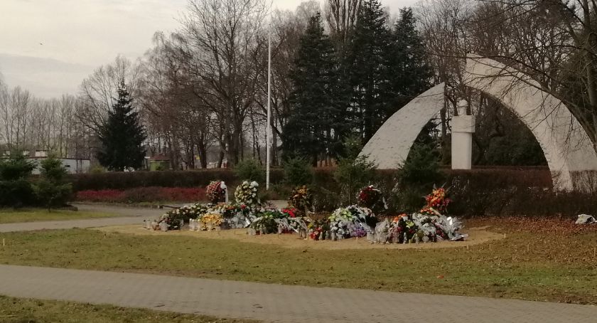 Na starym cmentarzu brakuje miejsc, nowy stoi pusty