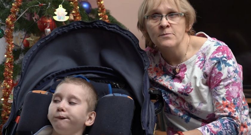 Pracownicy Kronospan świątecznie pomagają w Żółtnicy