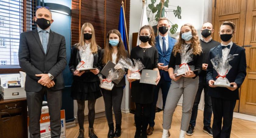 Najzdolniejsi uczniowie otrzymali stypendia burmistrza