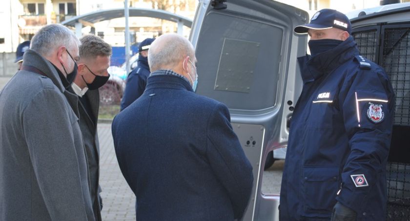 Policja ma nowe samochody. Dwa nowe radiowozy na ulicach Szczecinka