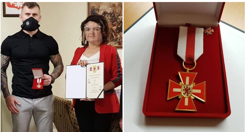 Złota Odznaka dla Krzysztofa Pajewskiego. Odznaczenie odebrał syn