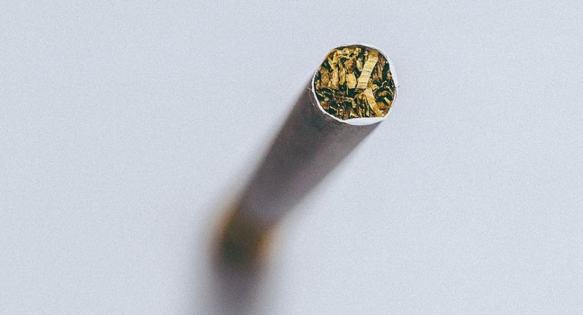 7 proc. czy 500 proc.? Spór wokół różnicy w podatkach od papierosów i podgrzewaczy