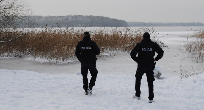 Zamarznięte jezioro? To realne niebezpieczeństwo!