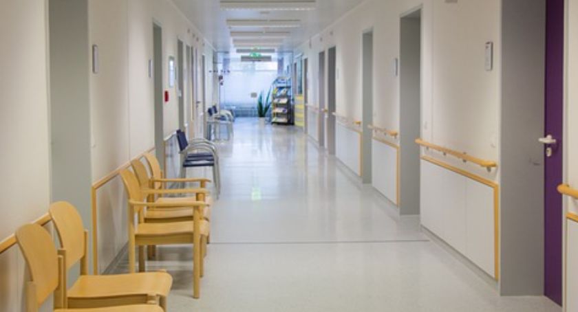 Obostrzenia sanitarne w przychodni. Czytelnik: Na korytarzu przebywało jednocześnie ponad 35 pacjentów!