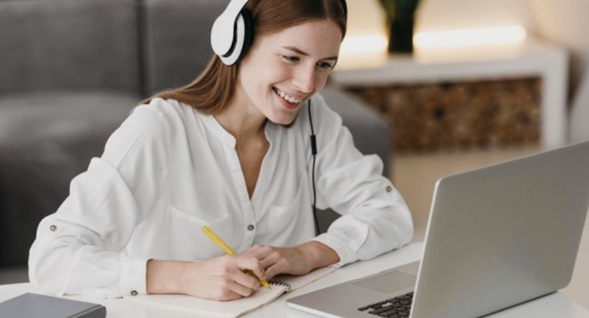 Ucz się języków obcych z domu – dlaczego warto postawić na naukę online?