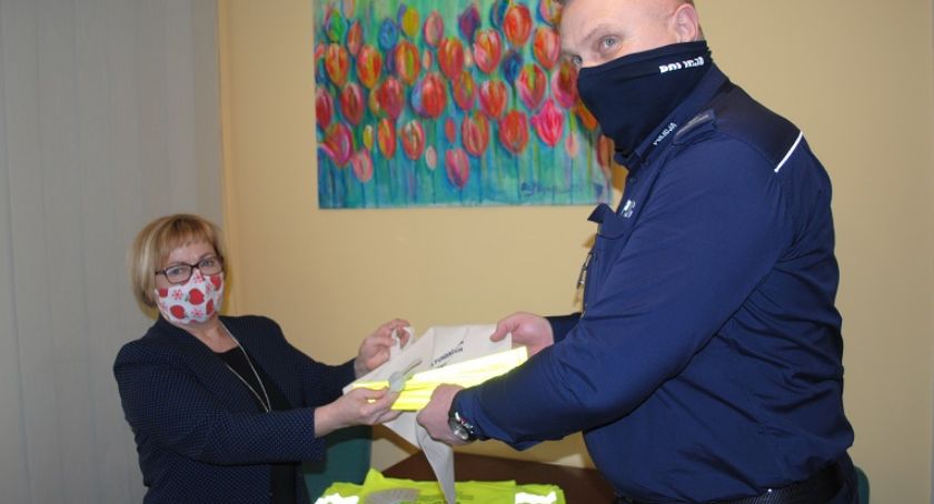 Szczecinecka fundacja z pomocą policji. Opaski, kamizelki odblaskowe i nie tylko