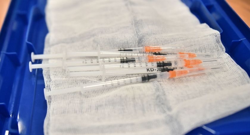 Ruszają szczepienia nauczycieli. Otrzymają szczepionkę AstraZeneca