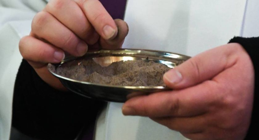 Dziś Środa Popielcowa. Katolicy poszczą i sypią głowy popiołem