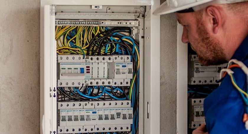Poszukiwany elektryk, barman, mechanik, nauczyciel. Oferty pracy w Szczecinku