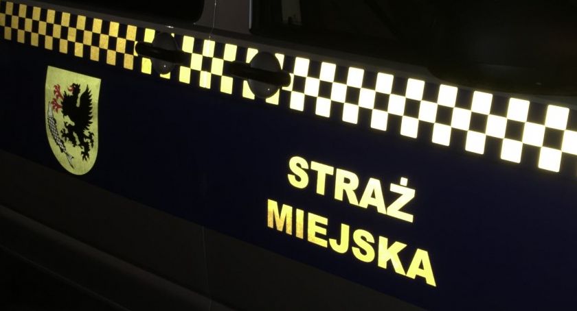 Pili przy klatce schodowej, próbowali zdemolować samochód