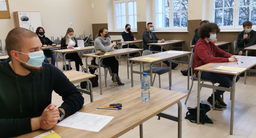 Trwają próbne matury. W maseczkach i ścisłym reżimie sanitarnym