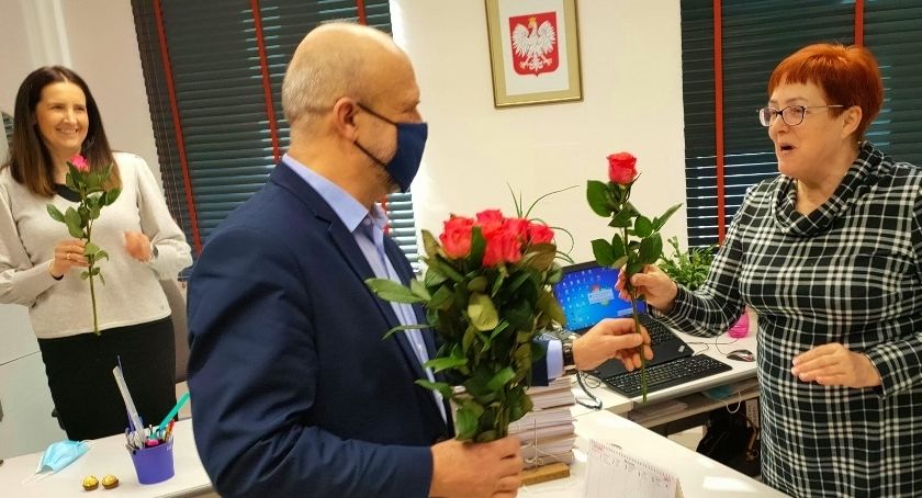 Róże od starosty z okazji Dnia Kobiet
