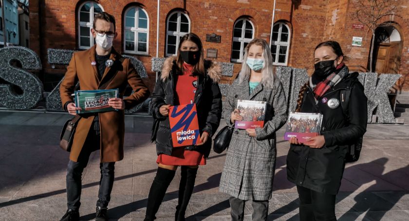 Młoda Lewica w centrum Szczecinka za legalną aborcją