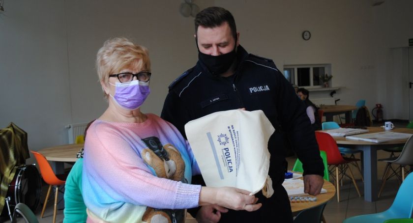 Dzień Kobiet z dzielnicowym. Nieoczekiwane prezenty od policjanta