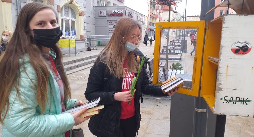 Przeczytałeś? Oddaj. Młodzież z Hufca Pracy w Szczecinku promuje bookcrossing
