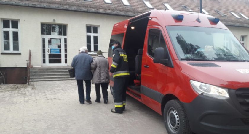 Akcja #Szczepimy się! Strażacy ze Szczecinka dowożą seniorów na szczepienia 