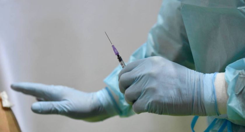 AstraZeneca. Ekspert uspokaja: Można nadal podawać szczepionkę przeciwko Covid-19