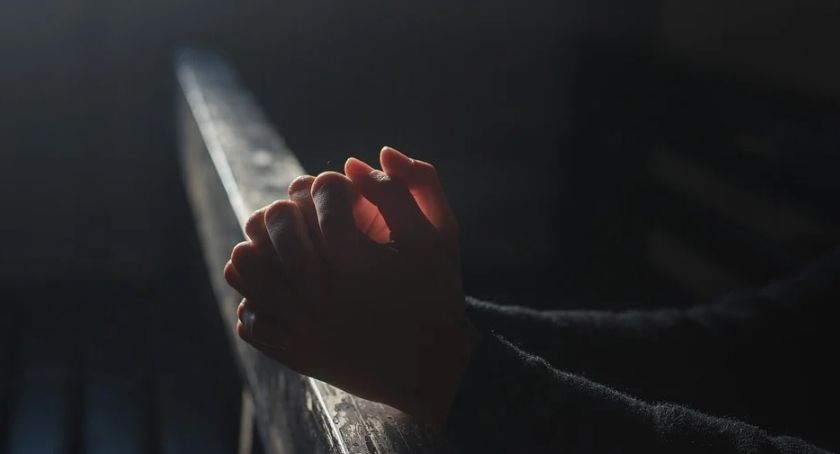 „Wypisują się” z Kościoła. Nie chcą nawet krzyża na pogrzebie