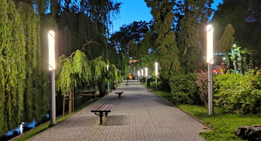 Czytelniczka: Czy lampy w parku muszą się świecić przez całą dobę?