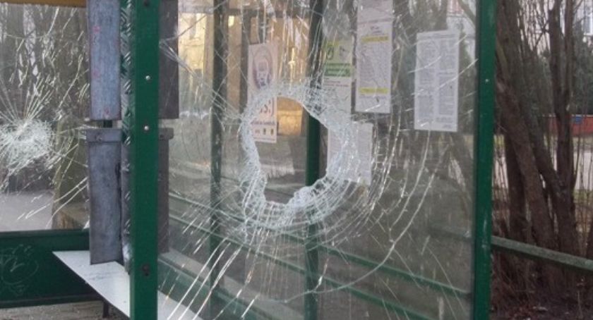 „Przeszkadzał” mu przystanek, więc rzucił sobie kamieniem w szybę