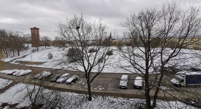 Idzie majówka, a za oknem... śnieg. Nagły atak zimy w Szczecinku