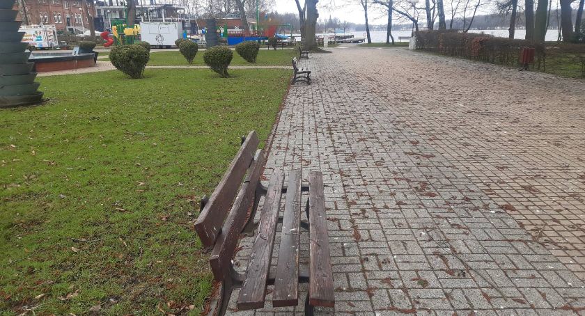 Zabrudzone ławki zmieniły lokalizację. Czytelnik: To jak przekładanie brudnych rzeczy z jednej szafki do drugiej