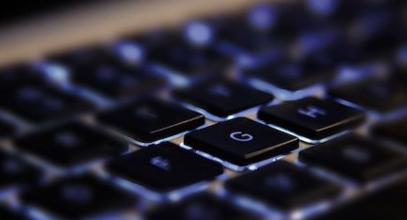 Oszustwo na kryptowaluty. Mieszkaniec Szczecinka stracił 50 tys. zł